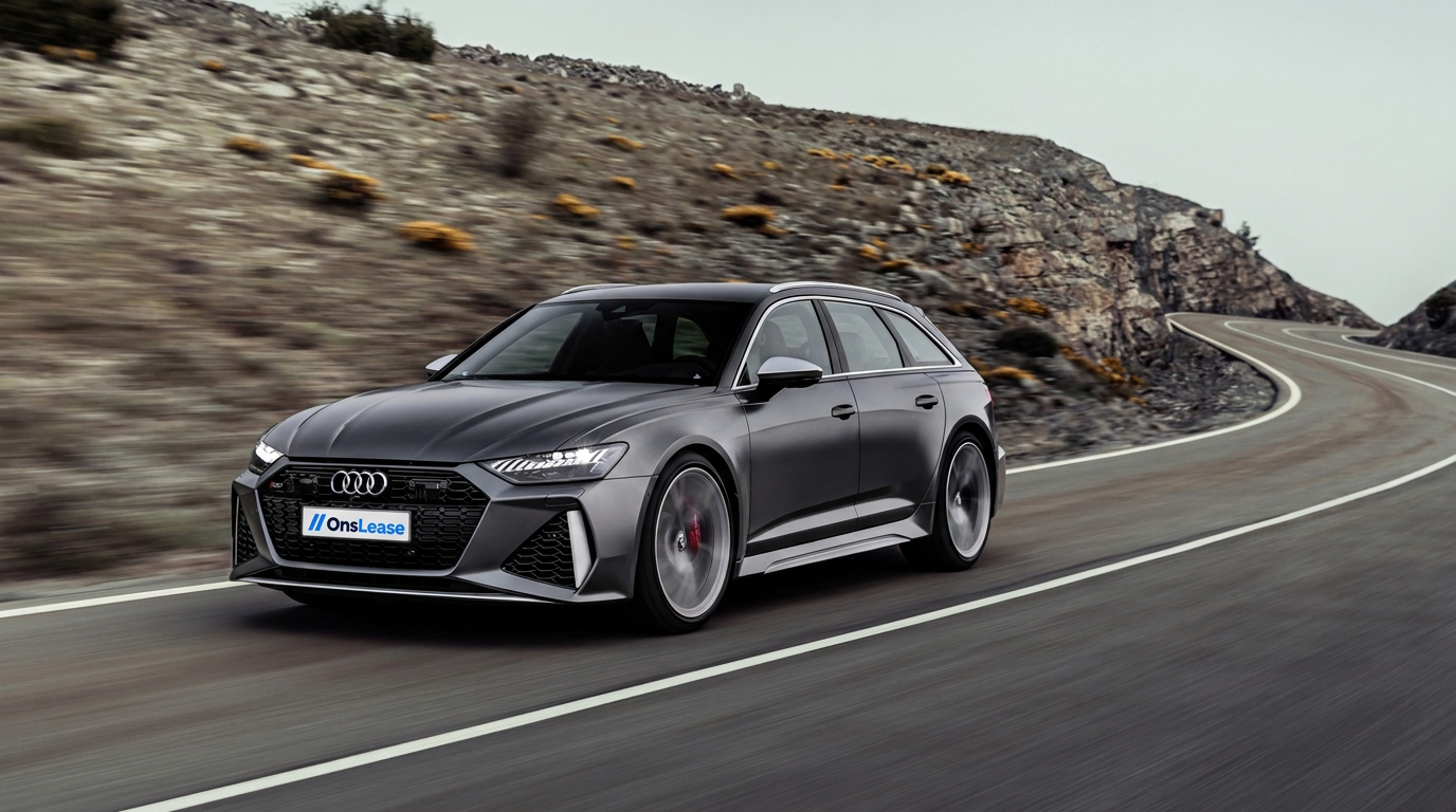 Audi RS6 op een bergweg met OnsLease-logo op het kenteken