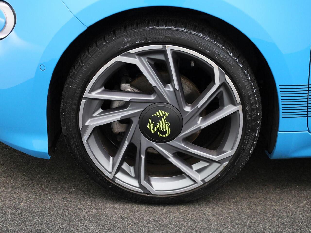 Abarth 500 Abarth Scorpionissima 42 kWh 155PK | Panoramadak | Navigatie | Sportstoelen | Alcantara Interieur | Stoelverwarming | Apple CarPlay & Android Auto