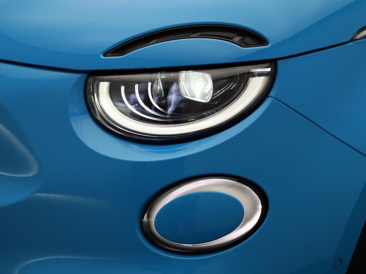 Abarth 500 Abarth Scorpionissima 42 kWh 155PK | Panoramadak | Navigatie | Sportstoelen | Alcantara Interieur | Stoelverwarming | Apple CarPlay & Android Auto