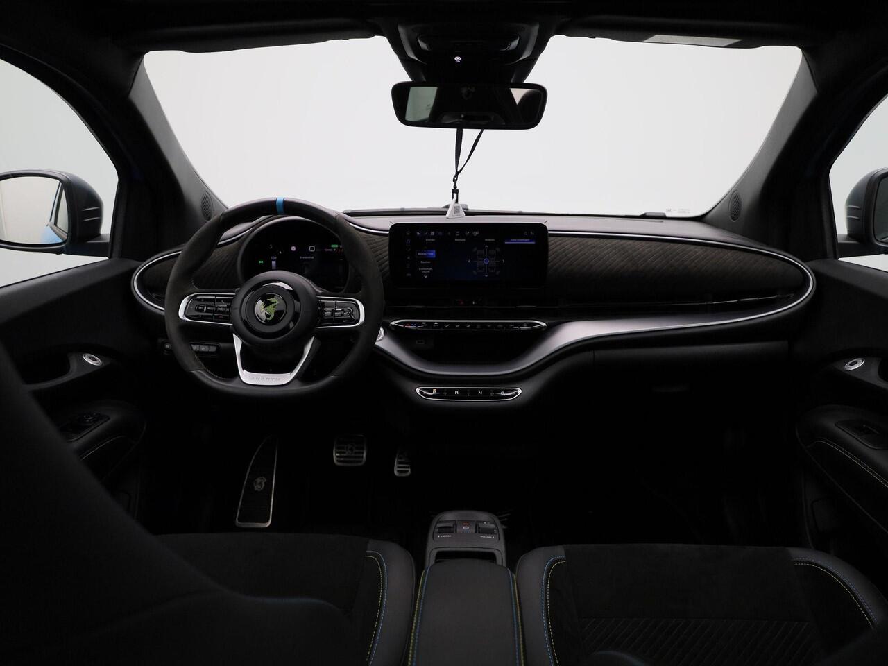 Abarth 500 Abarth Scorpionissima 42 kWh 155PK | Panoramadak | Navigatie | Sportstoelen | Alcantara Interieur | Stoelverwarming | Apple CarPlay & Android Auto
