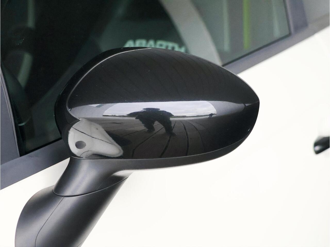 Abarth 595 1.4 T-Jet Turismo 70th Anniversary | Automaat | Schakelflippers | Sabelt stoelen | Pano-dak |