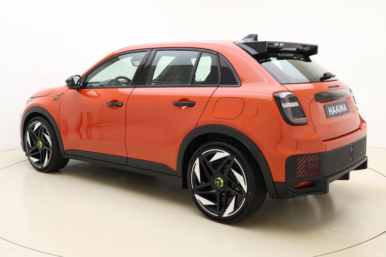 Abarth 600e Abarth Turismo 54 kWh | 20'' lichtmetalen velgen | Sabelt sportstoelen | Zwarte hemelbekleding | Alcantara sportstuur | Sperdifferentieel | Uit voorraad leverbaar!