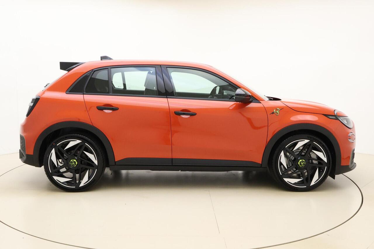 Abarth 600e Abarth Turismo 54 kWh | 20'' lichtmetalen velgen | Sabelt sportstoelen | Zwarte hemelbekleding | Alcantara sportstuur | Sperdifferentieel | Uit voorraad leverbaar!