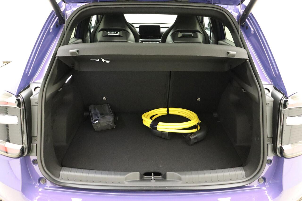 Abarth 600e Abarth Scorpionissima 54 kWh | Sabelt kuipstoelen | Sper differentieel | Sound Box | 20'' lichtmetalen velgen | Alcantara sportstuur | Zwarte hemelbekleding