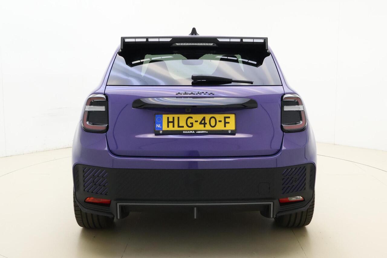 Abarth 600e Abarth Scorpionissima 54 kWh | Sabelt kuipstoelen | Sper differentieel | Sound Box | 20'' lichtmetalen velgen | Alcantara sportstuur | Zwarte hemelbekleding