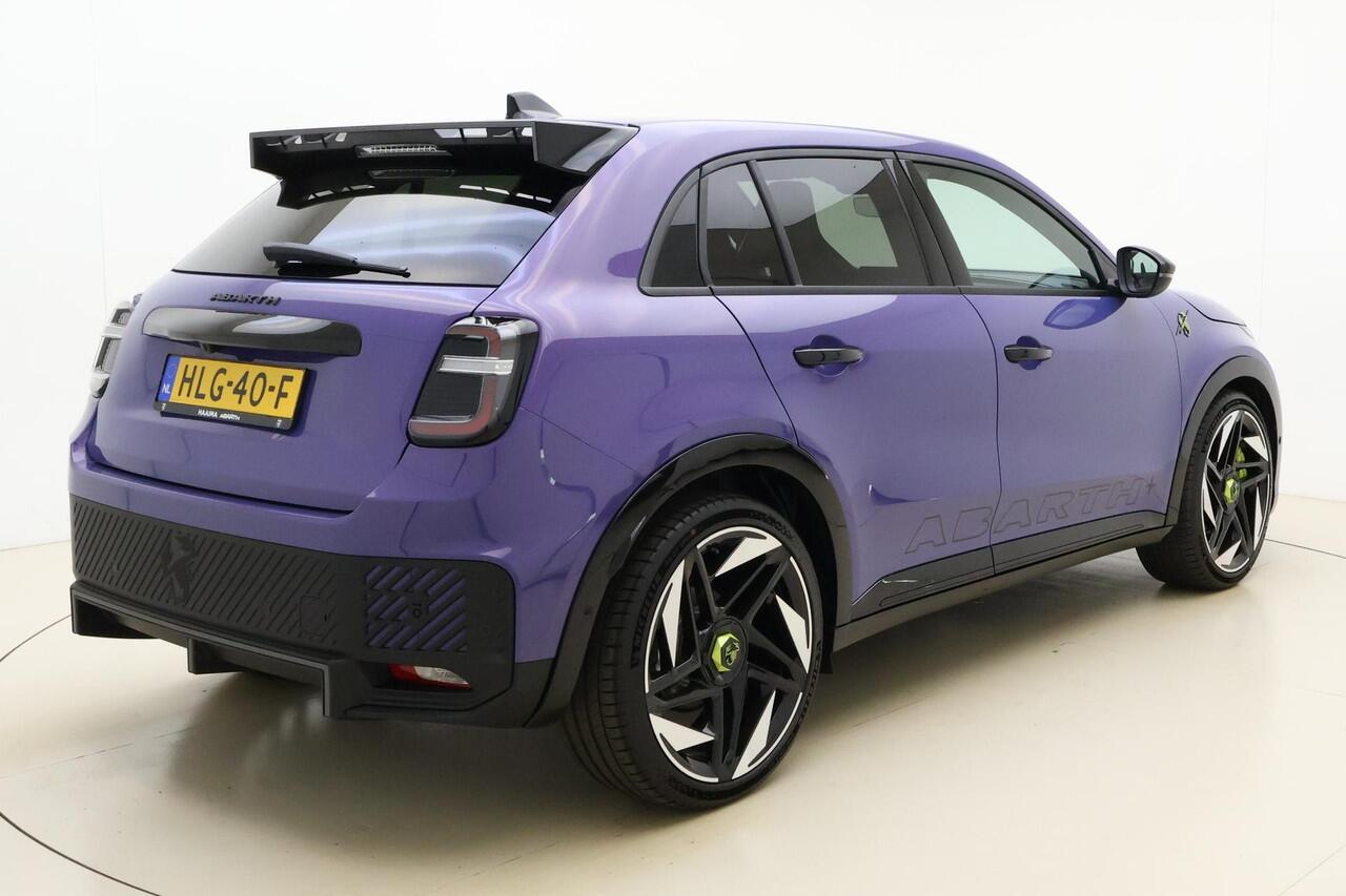 Abarth 600e Abarth Scorpionissima 54 kWh | Sabelt kuipstoelen | Sper differentieel | Sound Box | 20'' lichtmetalen velgen | Alcantara sportstuur | Zwarte hemelbekleding