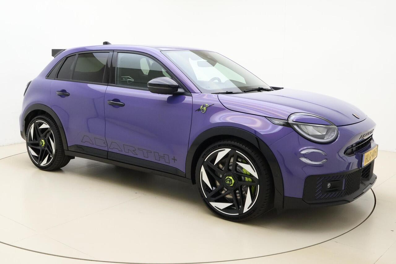 Abarth 600e Abarth Scorpionissima 54 kWh | Sabelt kuipstoelen | Sper differentieel | Sound Box | 20'' lichtmetalen velgen | Alcantara sportstuur | Zwarte hemelbekleding