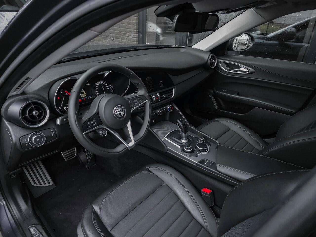 Alfa Romeo GIULIA 2.0T Super | Pano | 19"| Side | ACC | Memo | Camera |