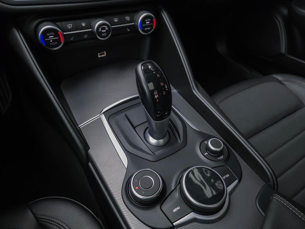 Alfa Romeo GIULIA 2.0T Super | Pano | 19"| Side | ACC | Memo | Camera |