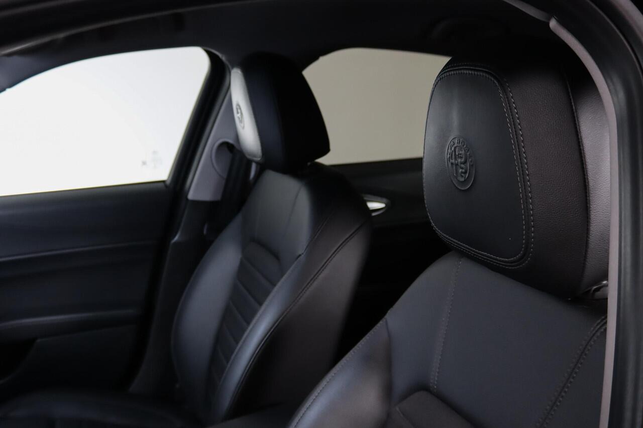 Alfa Romeo GIULIA 2.0T Super 305 PK Lederen bekleding, Afneembare Trekhaak, Memory, Camera, Android Auto/Apple Carplay