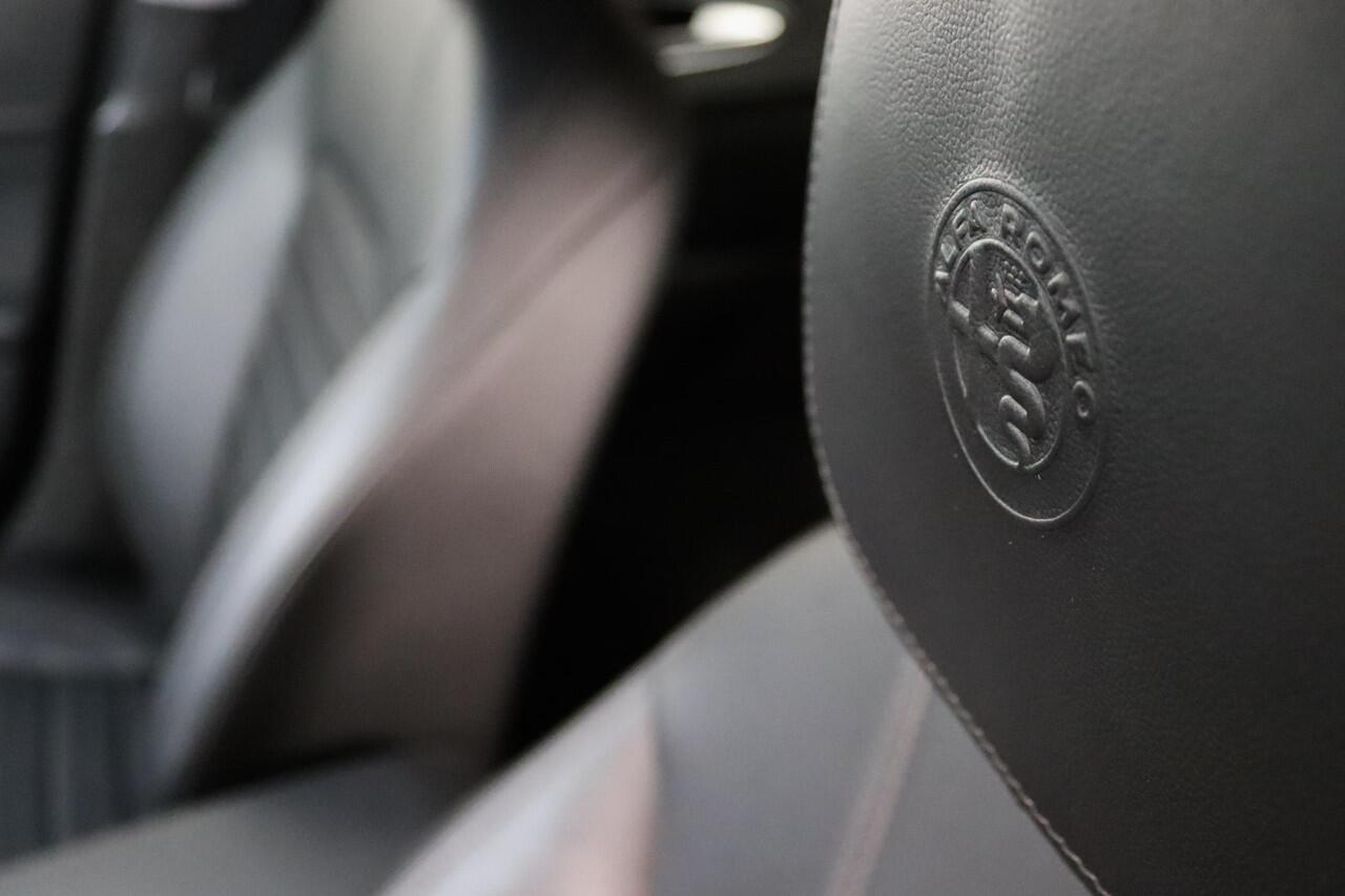 Alfa Romeo GIULIA 2.0T Super 305 PK Lederen bekleding, Afneembare Trekhaak, Memory, Camera, Android Auto/Apple Carplay