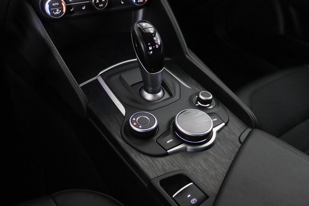 Alfa Romeo GIULIA 2.0T Super 305 PK Lederen bekleding, Afneembare Trekhaak, Memory, Camera, Android Auto/Apple Carplay