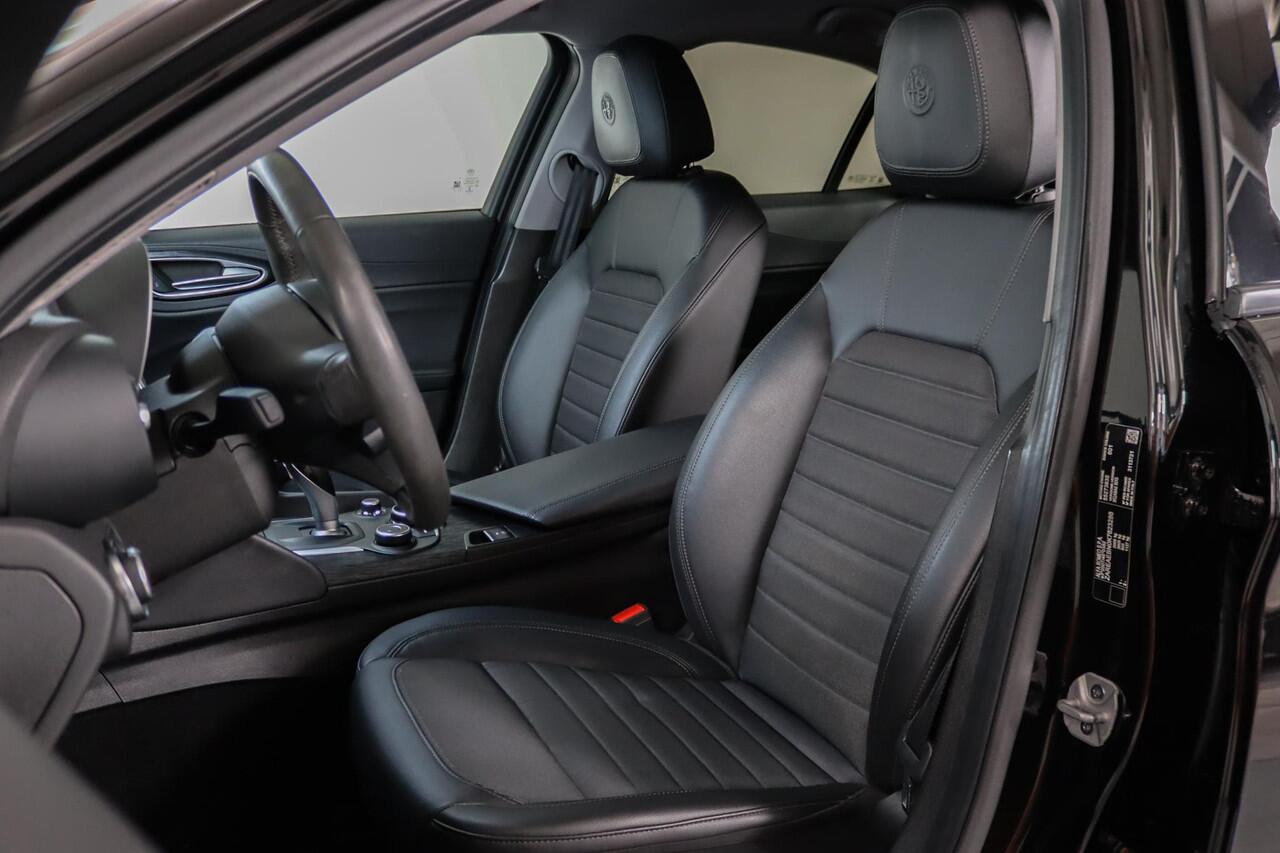 Alfa Romeo GIULIA 2.0T Super 305 PK Lederen bekleding, Afneembare Trekhaak, Memory, Camera, Android Auto/Apple Carplay