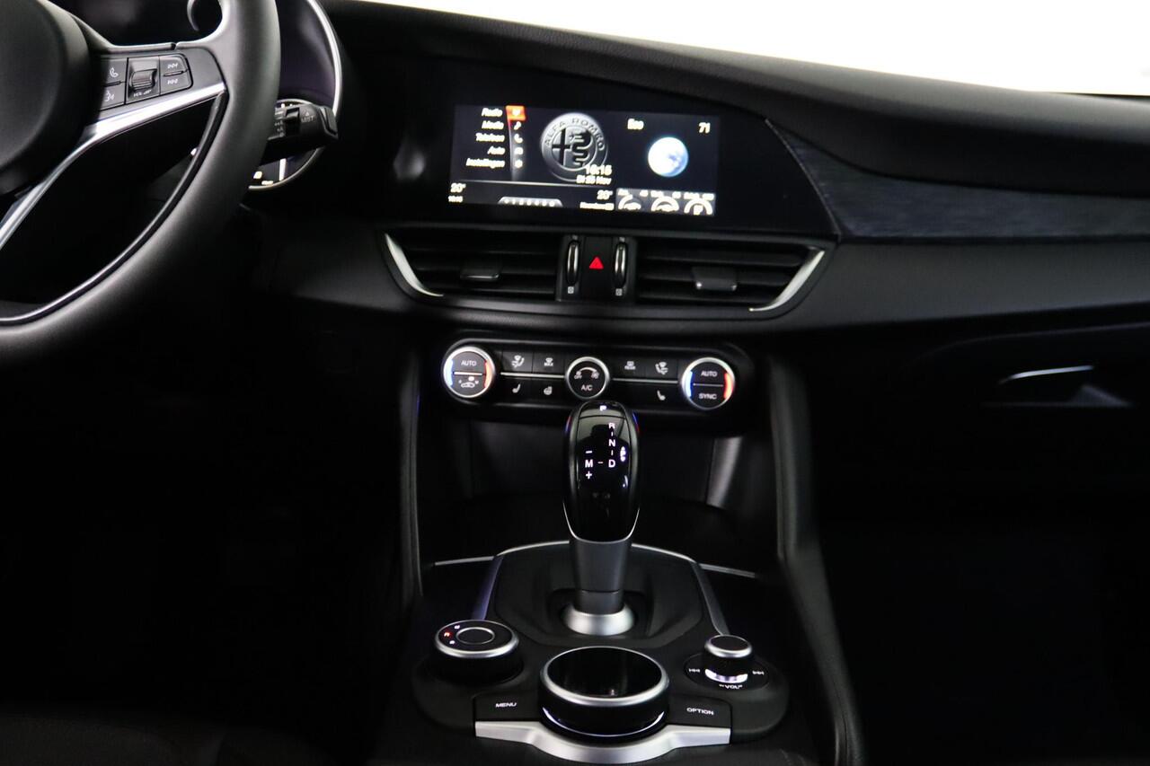 Alfa Romeo GIULIA 2.0T Super 305 PK Lederen bekleding, Afneembare Trekhaak, Memory, Camera, Android Auto/Apple Carplay