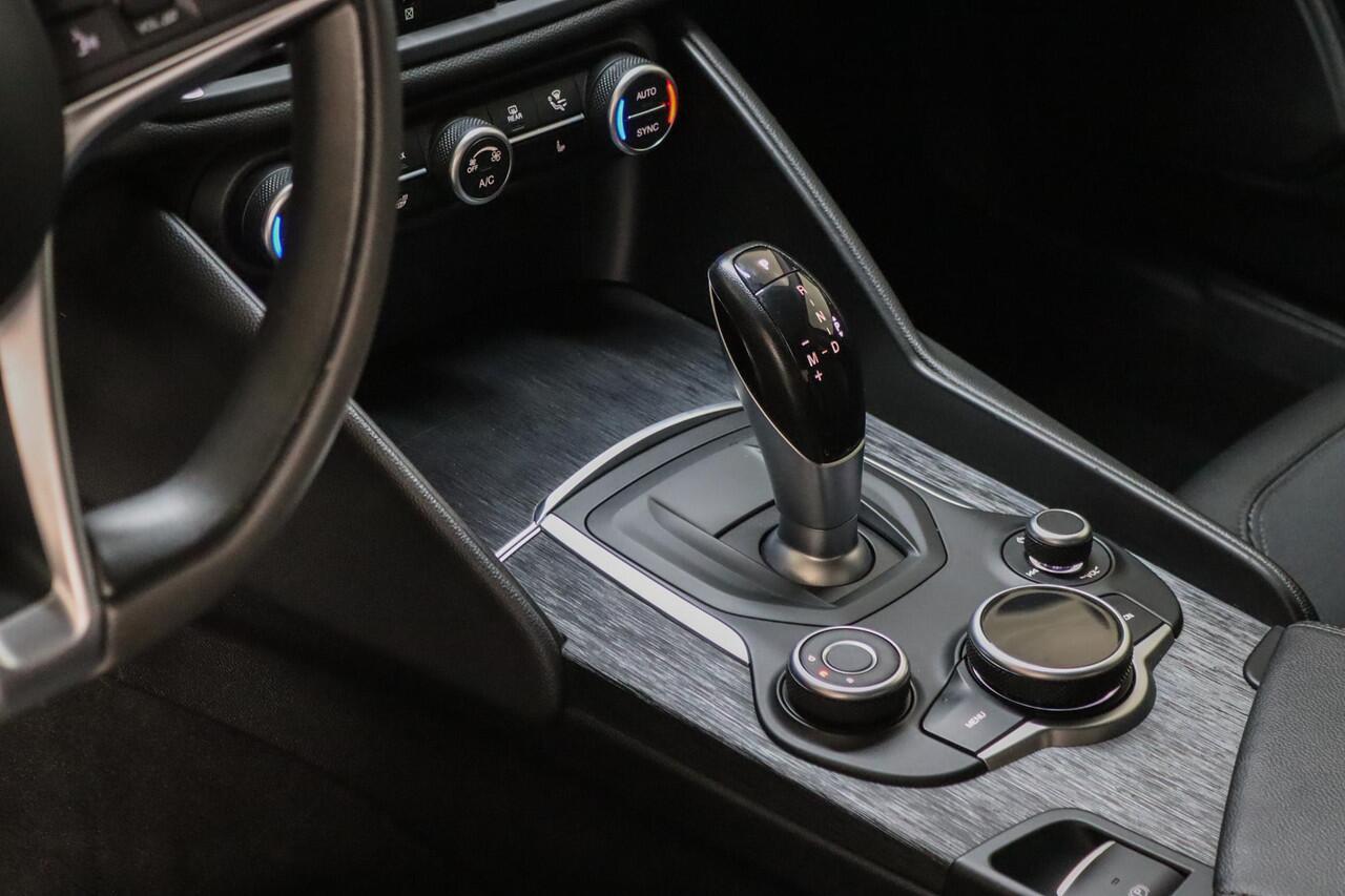 Alfa Romeo GIULIA 2.0T Super 305 PK Lederen bekleding, Afneembare Trekhaak, Memory, Camera, Android Auto/Apple Carplay