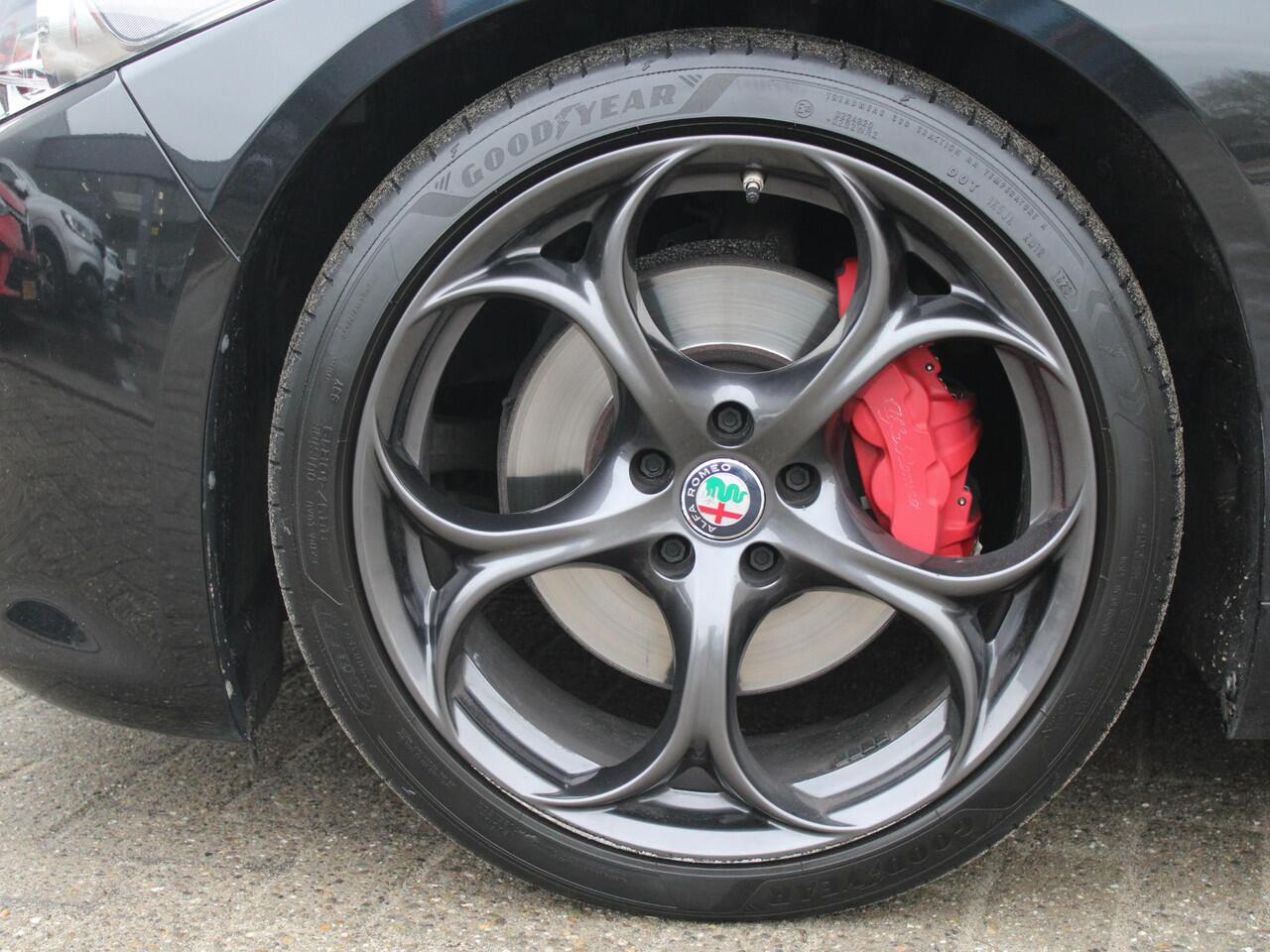 Alfa Romeo GIULIA 2.0T Super | 320 PK | RAGAZZON EINDDEMPER | LEDEREN BEKLEDING | AFNEEMBARE TREKHAAK |