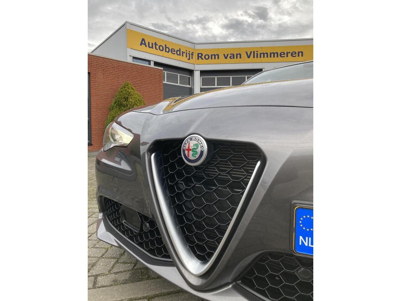 Alfa Romeo GIULIA 2.0 T TI Lusso Q4 | Apple Car Play | Harman Kardon Audio |