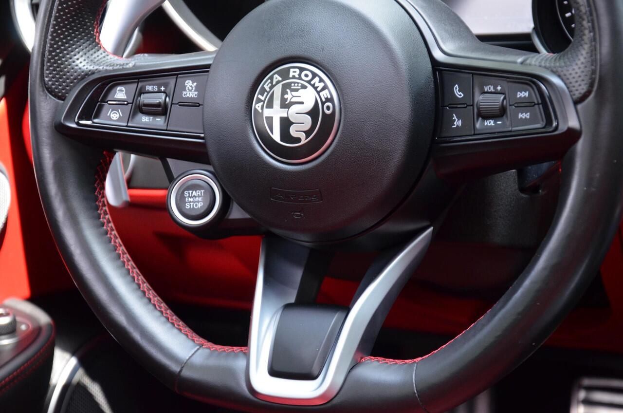 Alfa Romeo GIULIA 2.0 T Veloce Automaat Navi/Pdc/Ecc/Panoramadak/Stoelverwarming/Leer/Harman Kardon/Achteruitrijcamera/Xenon/ 280 PK