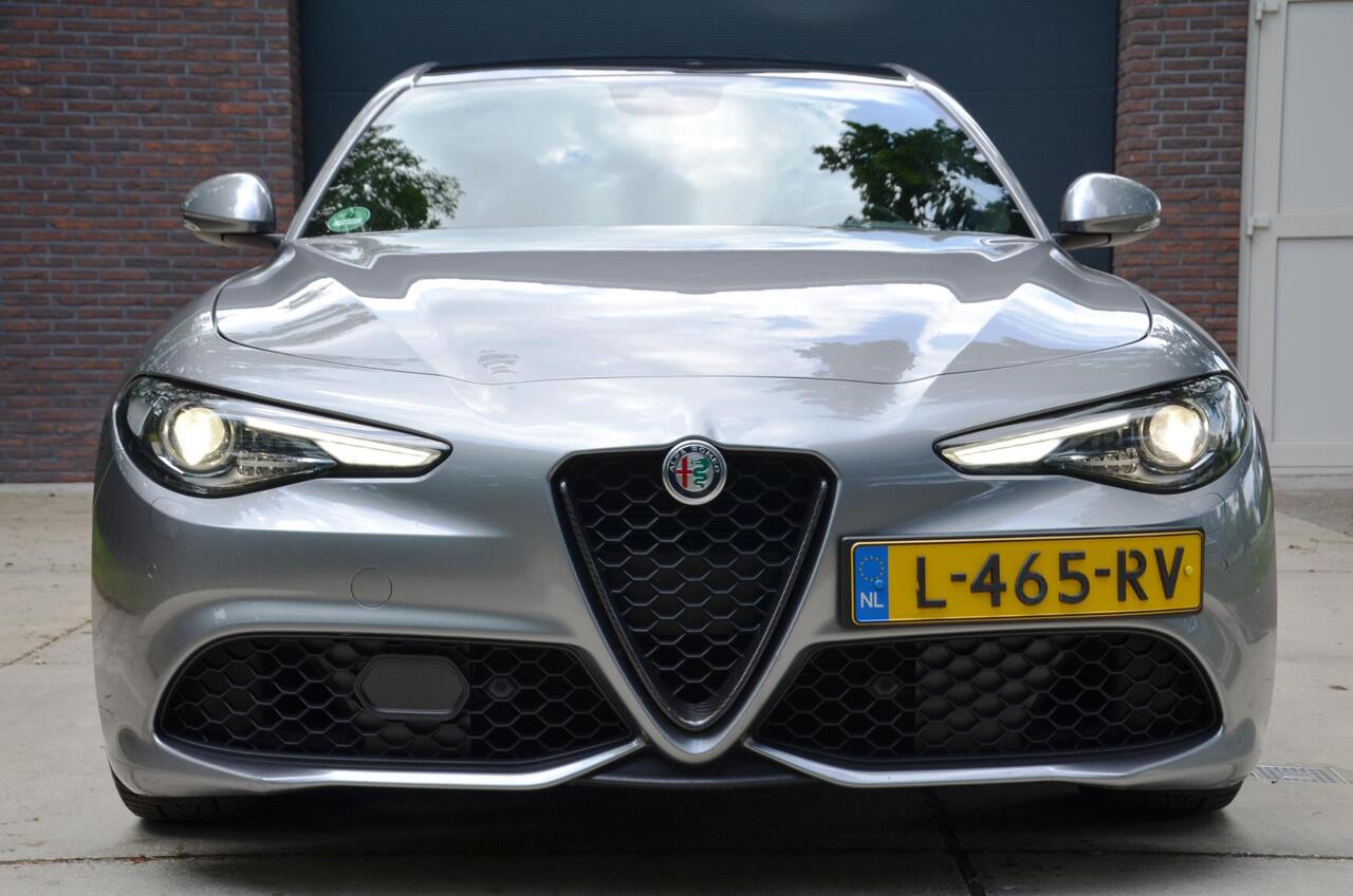Alfa Romeo GIULIA 2.0 T Veloce Automaat Navi/Pdc/Ecc/Panoramadak/Stoelverwarming/Leer/Harman Kardon/Achteruitrijcamera/Xenon/ 280 PK