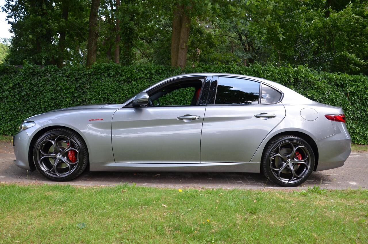 Alfa Romeo GIULIA 2.0 T Veloce Automaat Navi/Pdc/Ecc/Panoramadak/Stoelverwarming/Leer/Harman Kardon/Achteruitrijcamera/Xenon/ 280 PK