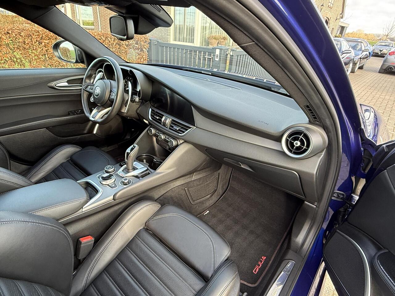 Alfa Romeo GIULIA 2.0 T Veloce 280 PK / Active Schokdempers en LSD!! Topstaat!! Blu Anodizzato!!