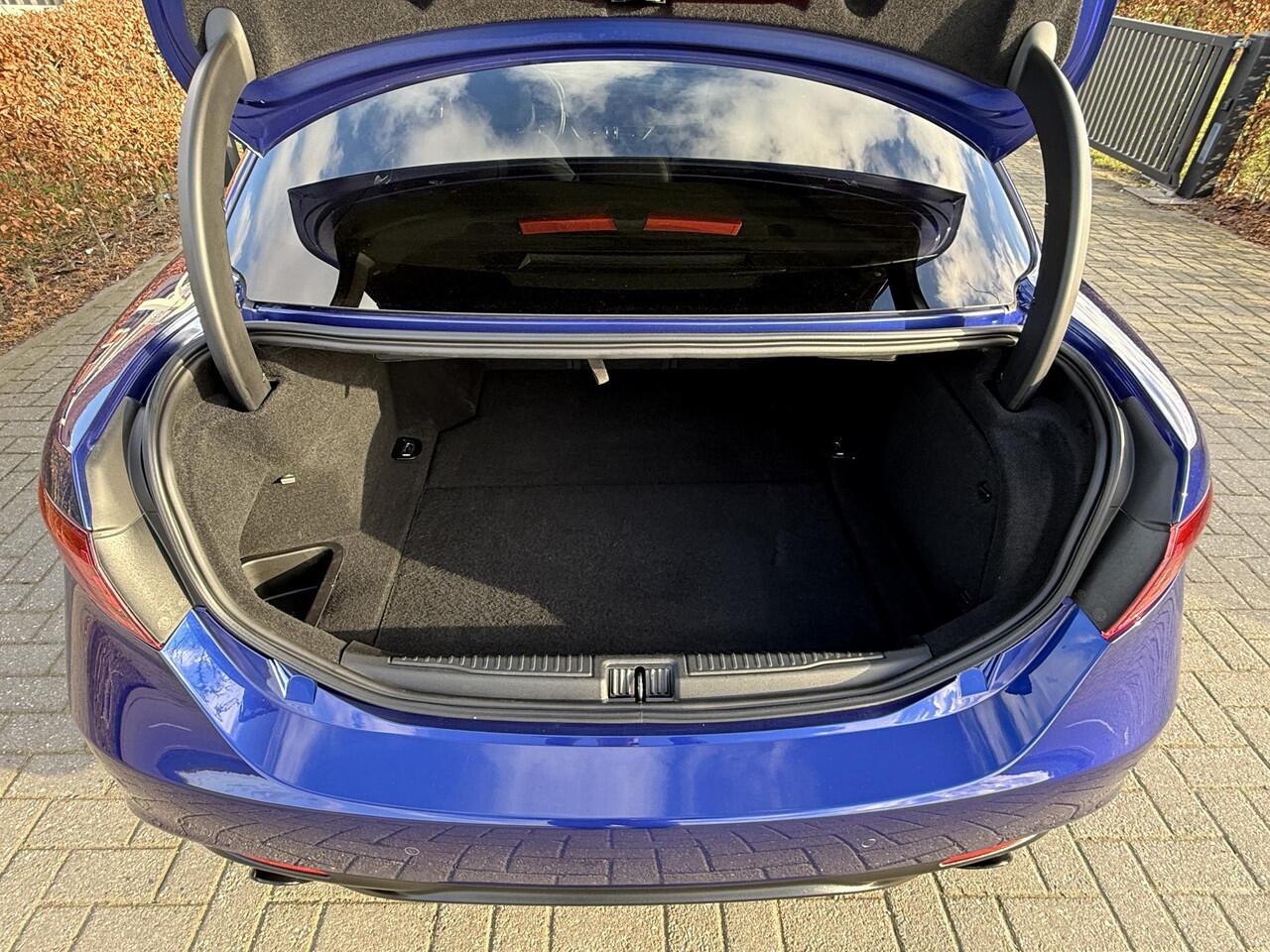 Alfa Romeo GIULIA 2.0 T Veloce 280 PK / Active Schokdempers en LSD!! Topstaat!! Blu Anodizzato!!