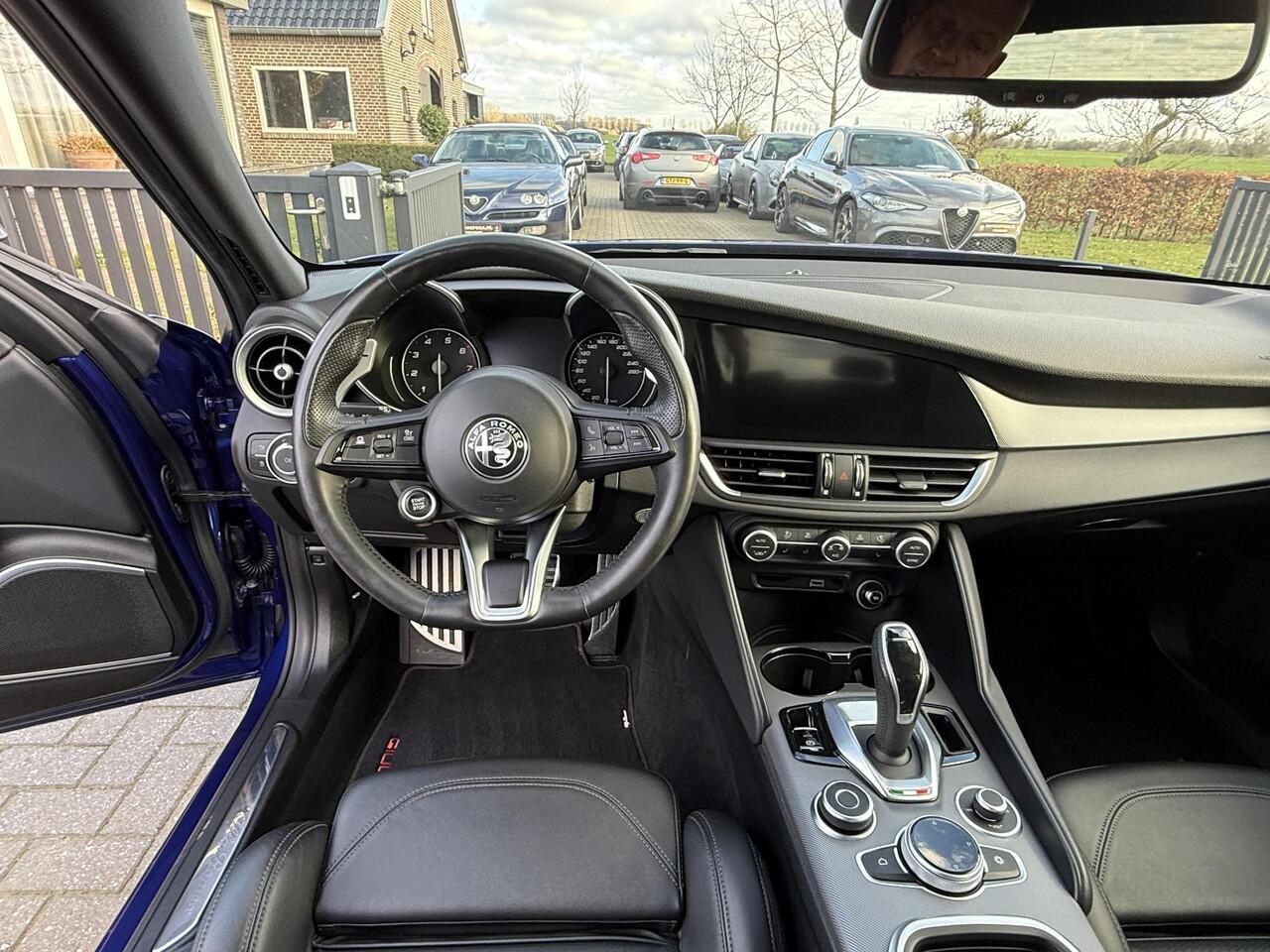 Alfa Romeo GIULIA 2.0 T Veloce 280 PK / Active Schokdempers en LSD!! Topstaat!! Blu Anodizzato!!