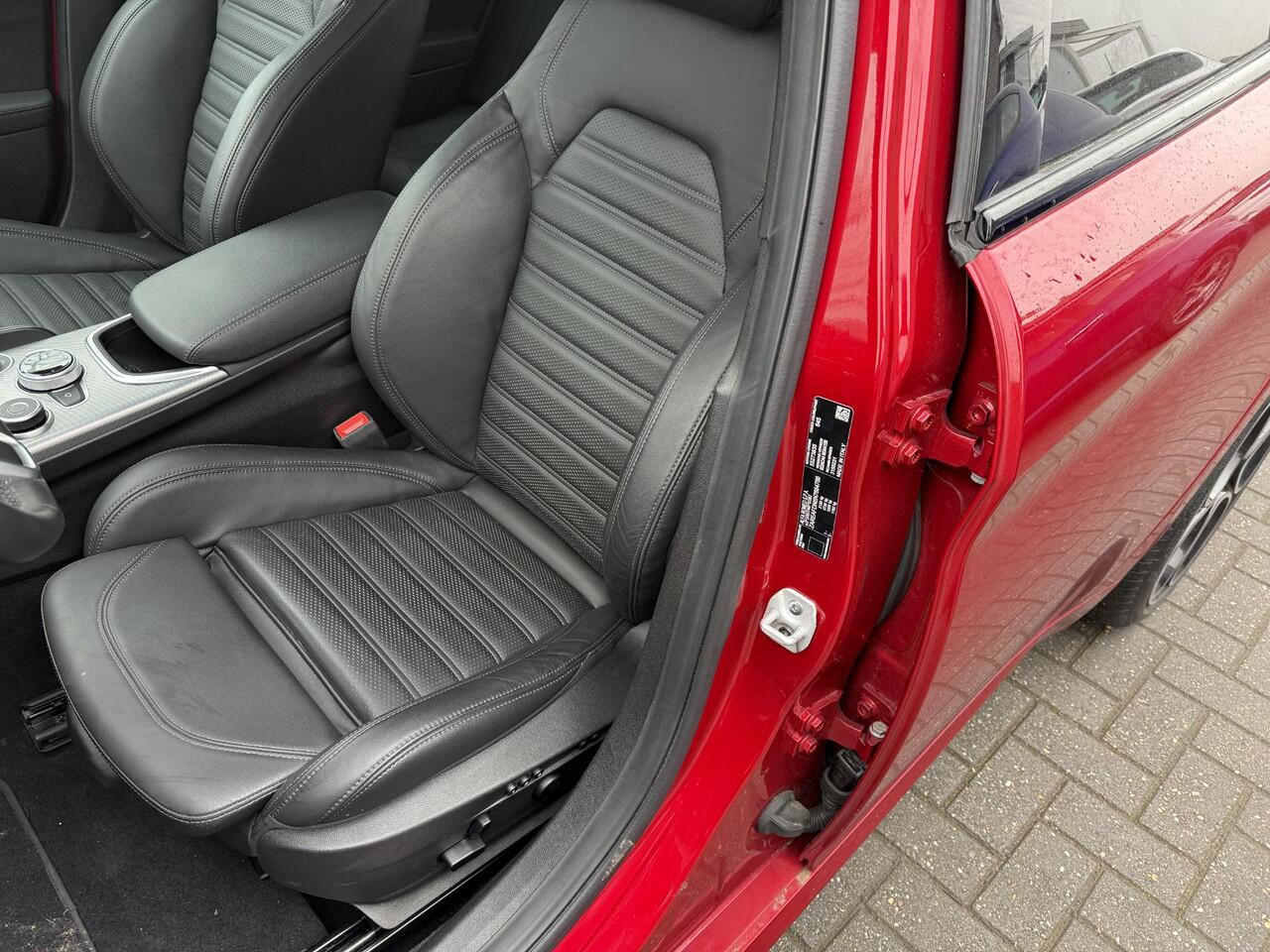 Alfa Romeo GIULIA 2.0 T Veloce AWD Rosso Competitione / Etna - Panorama dak!