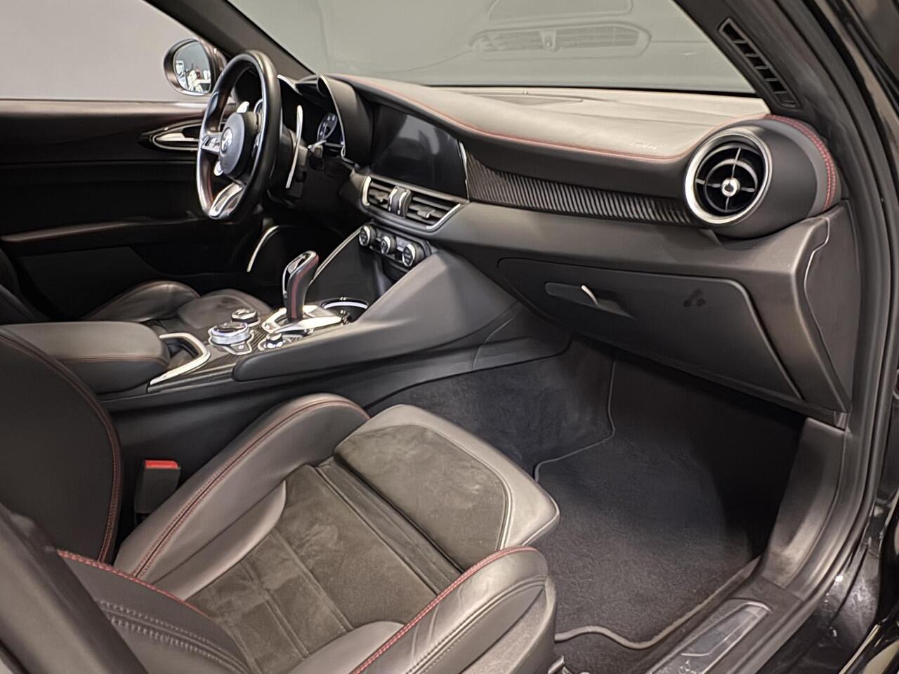 Alfa Romeo GIULIA 2.0 Turbo 280pk Automaat Q4 Estrema Unieke Uitvoering! Alle Opties!