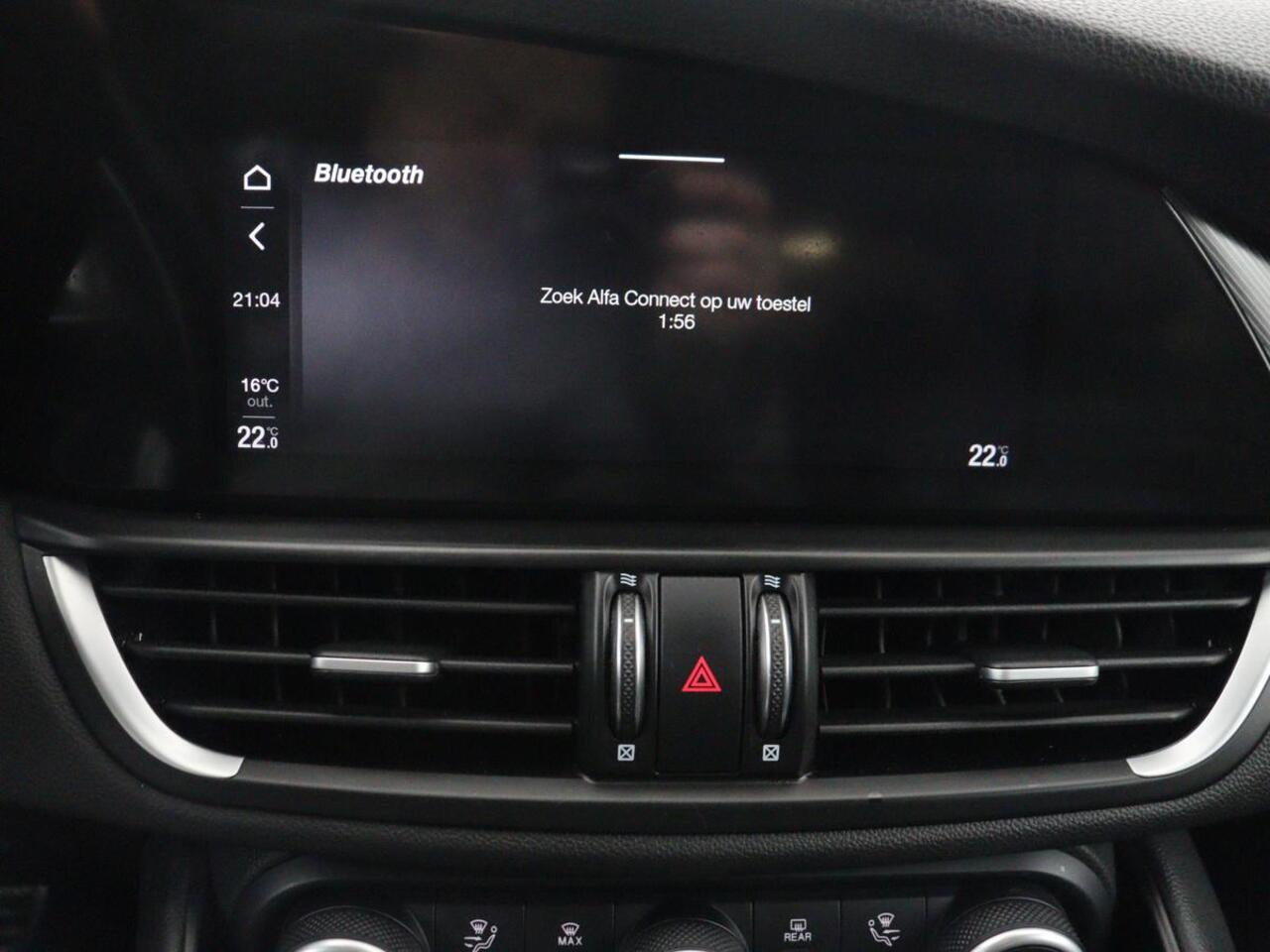 Alfa Romeo GIULIA 2.0T Sprint | Leder | Adaptive cruise | Stoel & stuurverwarming | Trekhaak | Camera | Sportstoelen | Keyless | Carplay | Bi-Xenon | Climate control | Navigatie