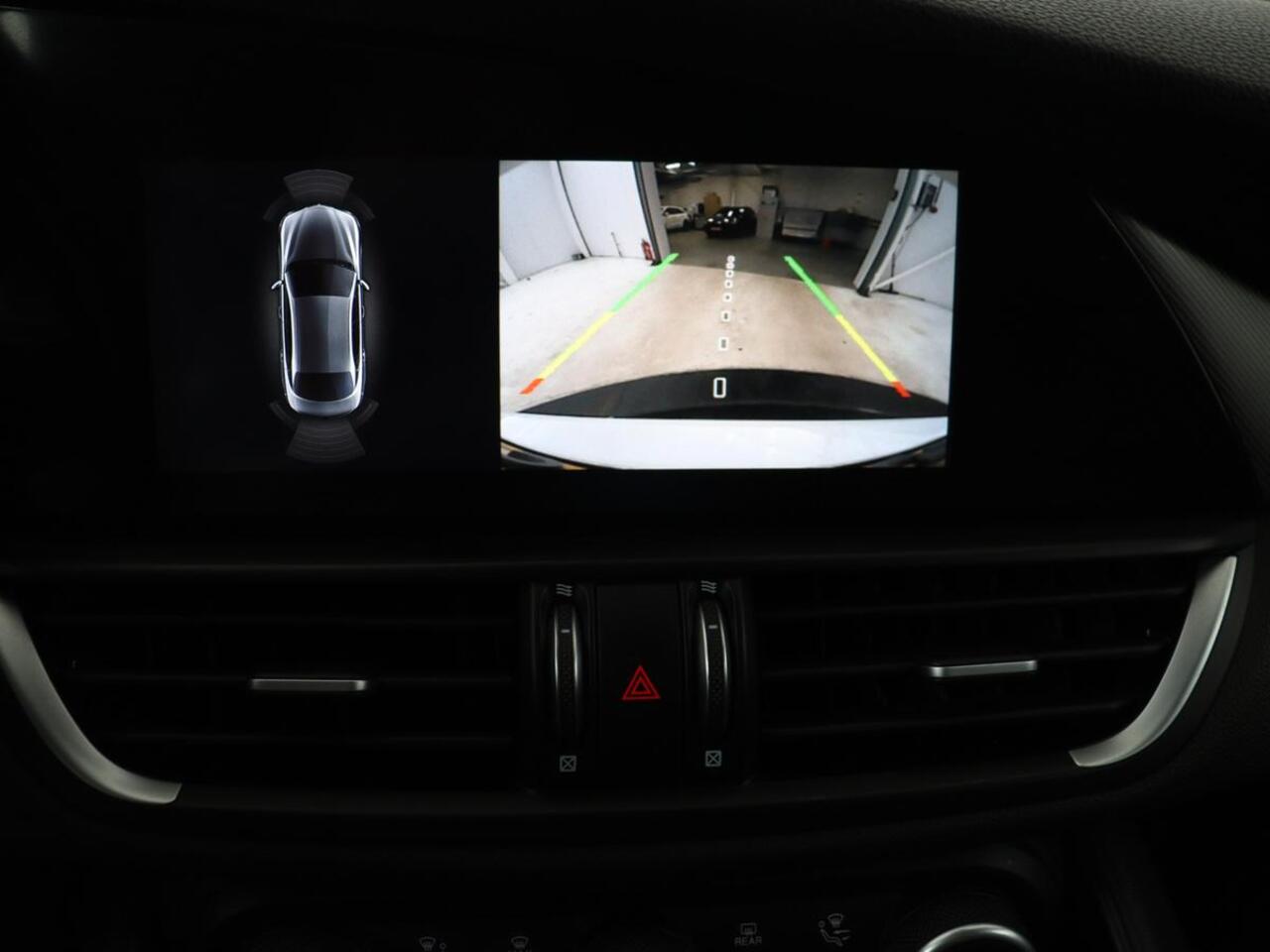 Alfa Romeo GIULIA 2.0T Sprint | Leder | Adaptive cruise | Stoel & stuurverwarming | Trekhaak | Camera | Sportstoelen | Keyless | Carplay | Bi-Xenon | Climate control | Navigatie