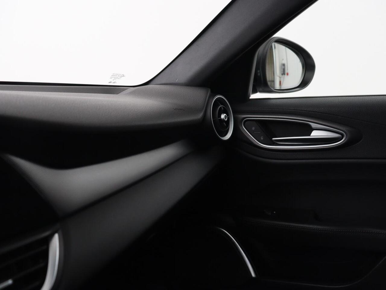 Alfa Romeo GIULIA 2.0T Sprint | Leder | Adaptive cruise | Stoel & stuurverwarming | Trekhaak | Camera | Sportstoelen | Keyless | Carplay | Bi-Xenon | Climate control | Navigatie