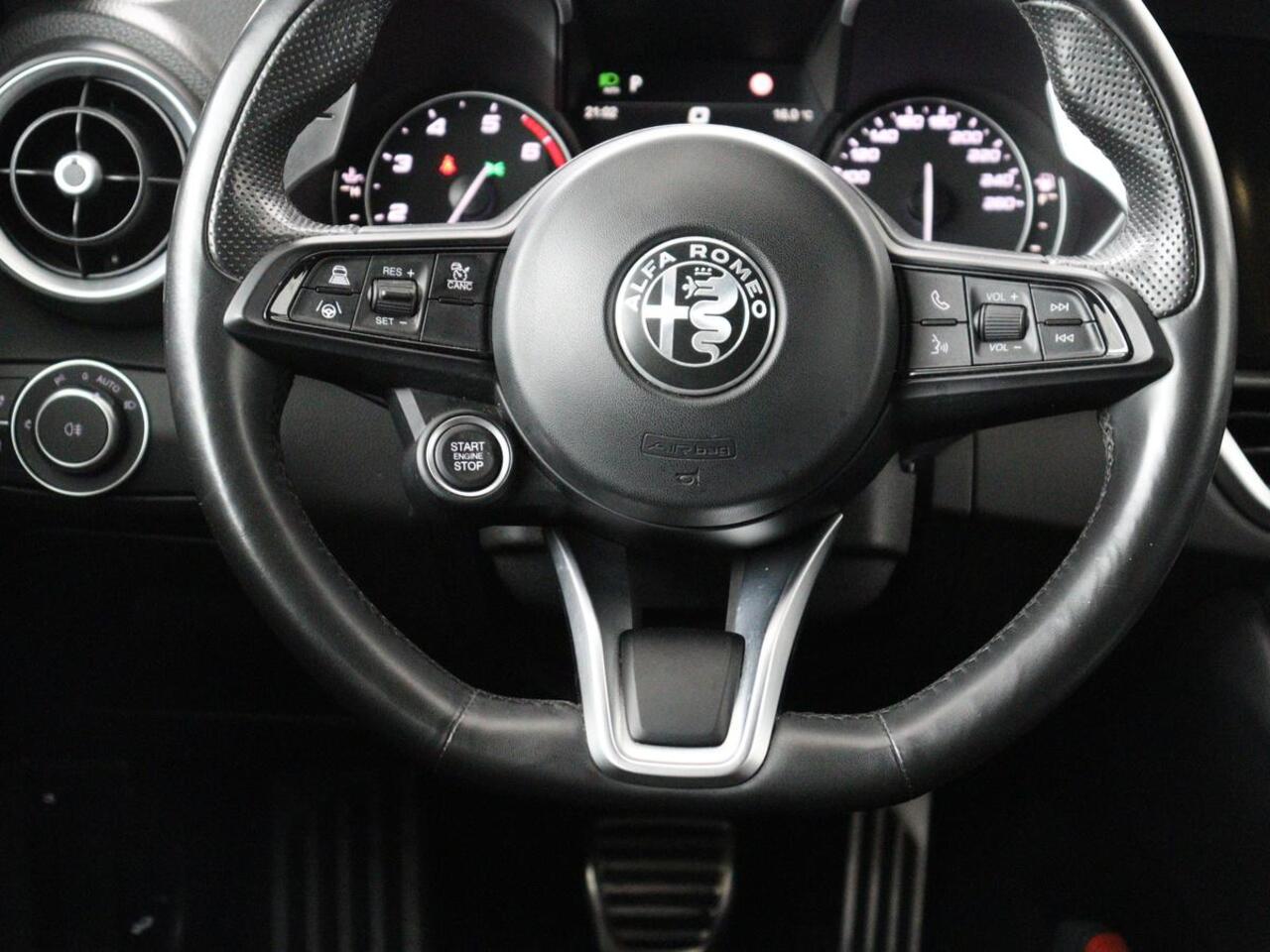 Alfa Romeo GIULIA 2.0T Sprint | Leder | Adaptive cruise | Stoel & stuurverwarming | Trekhaak | Camera | Sportstoelen | Keyless | Carplay | Bi-Xenon | Climate control | Navigatie