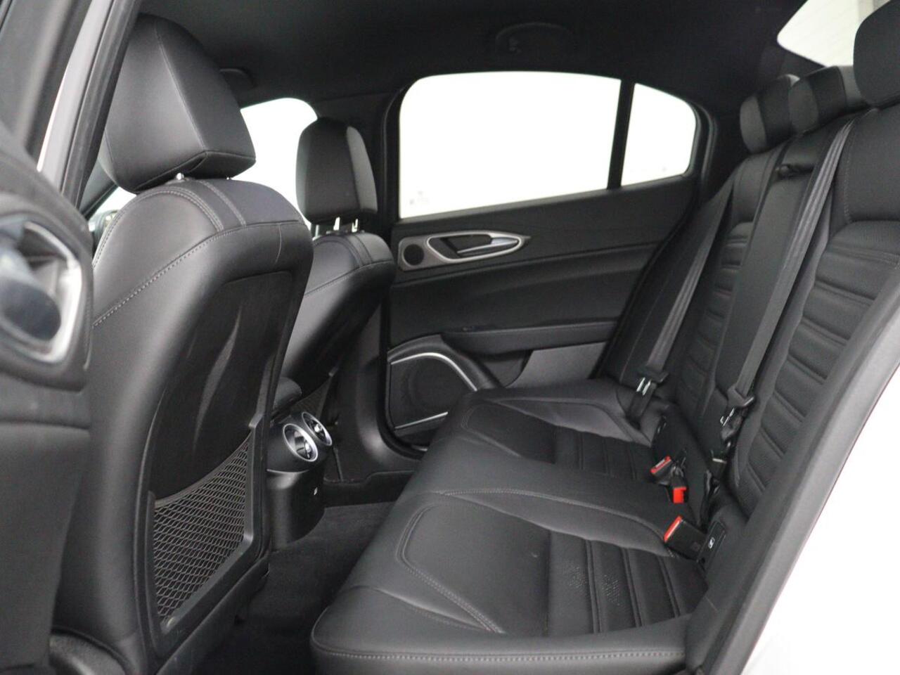 Alfa Romeo GIULIA 2.0T Sprint | Leder | Adaptive cruise | Stoel & stuurverwarming | Trekhaak | Camera | Sportstoelen | Keyless | Carplay | Bi-Xenon | Climate control | Navigatie