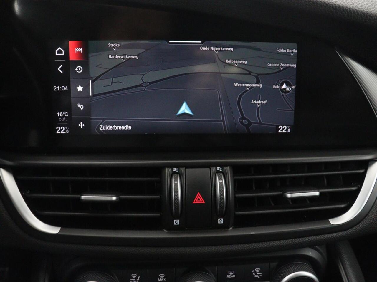 Alfa Romeo GIULIA 2.0T Sprint | Leder | Adaptive cruise | Stoel & stuurverwarming | Trekhaak | Camera | Sportstoelen | Keyless | Carplay | Bi-Xenon | Climate control | Navigatie