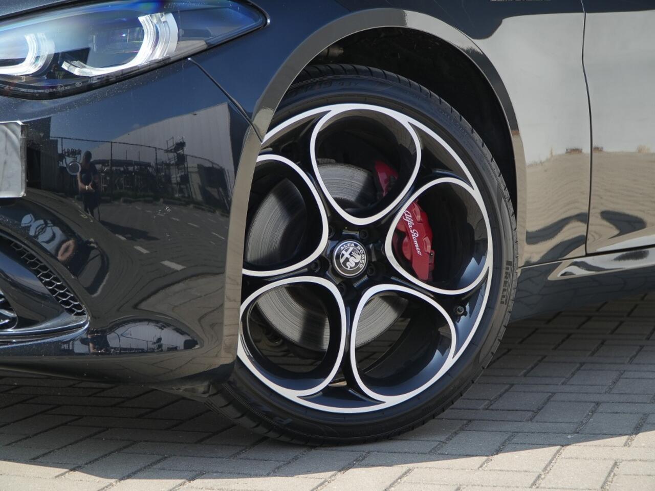 Alfa Romeo GIULIA 2.0 Turbo 280 PK Competizione Q4 AWD | Pano | Veloce | 19"