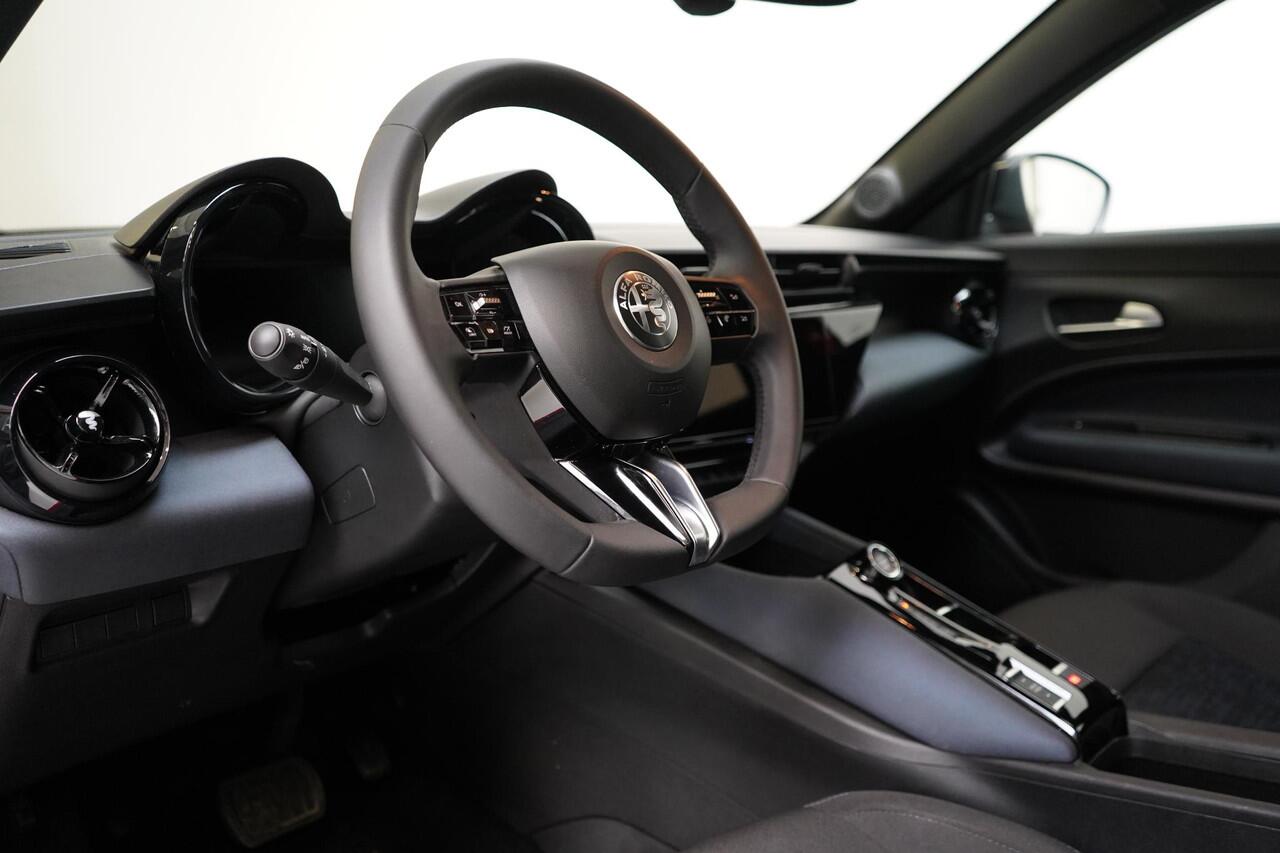 Alfa Romeo Junior 1.2 Turbo Hybrid Ibrida Speciale | Pack Techno | Adaptive | Navigatie | Achteruitrijcamera