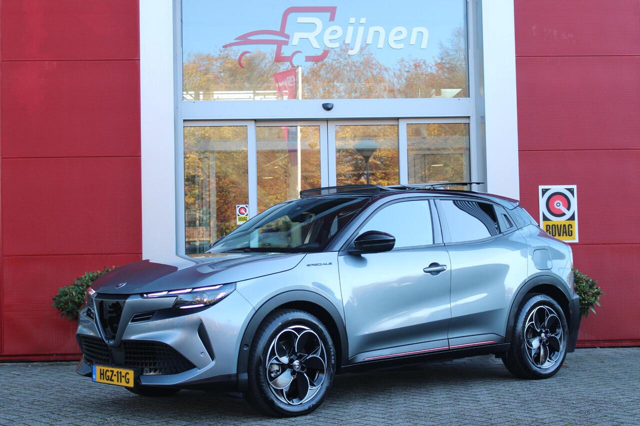 Alfa Romeo Junior ELETTRICA SPECIALE 156PK 54 kWh | WARMTEPOMP! | "SABELT" STOELEN MET LEDEREN/ALCANTARA BEKLEDING | PANORAMISCH SCHUIF/KANTEL DAK | BICOLOR DAK (ZWART DAK) | TECHNOLOGIE PAKKET (O.A. FULL LED ADAPTIVE MATRIX KOPLAMPEN/DODEHOEK DETECTIE/DRAADLOZE TELEFOONLA