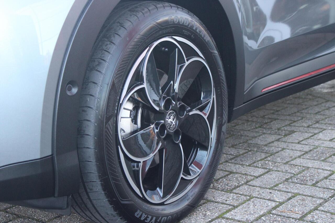 Alfa Romeo Junior ELETTRICA SPECIALE 156PK 54 kWh | WARMTEPOMP! | "SABELT" STOELEN MET LEDEREN/ALCANTARA BEKLEDING | PANORAMISCH SCHUIF/KANTEL DAK | BICOLOR DAK (ZWART DAK) | TECHNOLOGIE PAKKET (O.A. FULL LED ADAPTIVE MATRIX KOPLAMPEN/DODEHOEK DETECTIE/DRAADLOZE TELEFOONLA