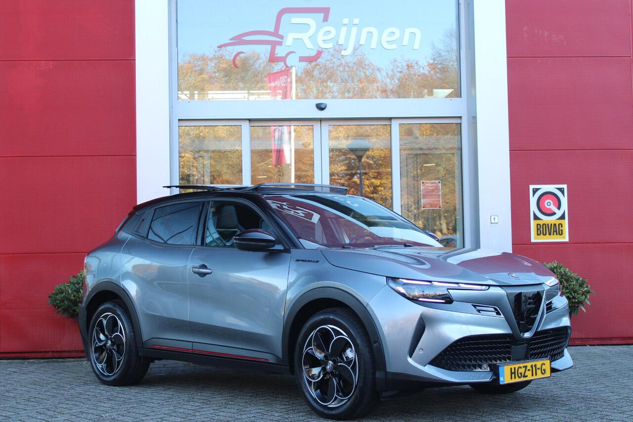 Alfa Romeo Junior ELETTRICA SPECIALE 156PK 54 kWh | WARMTEPOMP! | "SABELT" STOELEN MET LEDEREN/ALCANTARA BEKLEDING | PANORAMISCH SCHUIF/KANTEL DAK | BICOLOR DAK (ZWART DAK) | TECHNOLOGIE PAKKET (O.A. FULL LED ADAPTIVE MATRIX KOPLAMPEN/DODEHOEK DETECTIE/DRAADLOZE TELEFOONLA