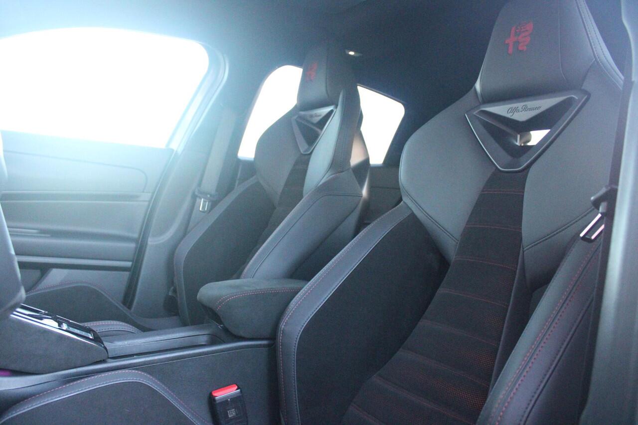 Alfa Romeo Junior ELETTRICA SPECIALE 156PK 54 kWh | WARMTEPOMP! | "SABELT" STOELEN MET LEDEREN/ALCANTARA BEKLEDING | PANORAMISCH SCHUIF/KANTEL DAK | BICOLOR DAK (ZWART DAK) | TECHNOLOGIE PAKKET (O.A. FULL LED ADAPTIVE MATRIX KOPLAMPEN/DODEHOEK DETECTIE/DRAADLOZE TELEFOONLA