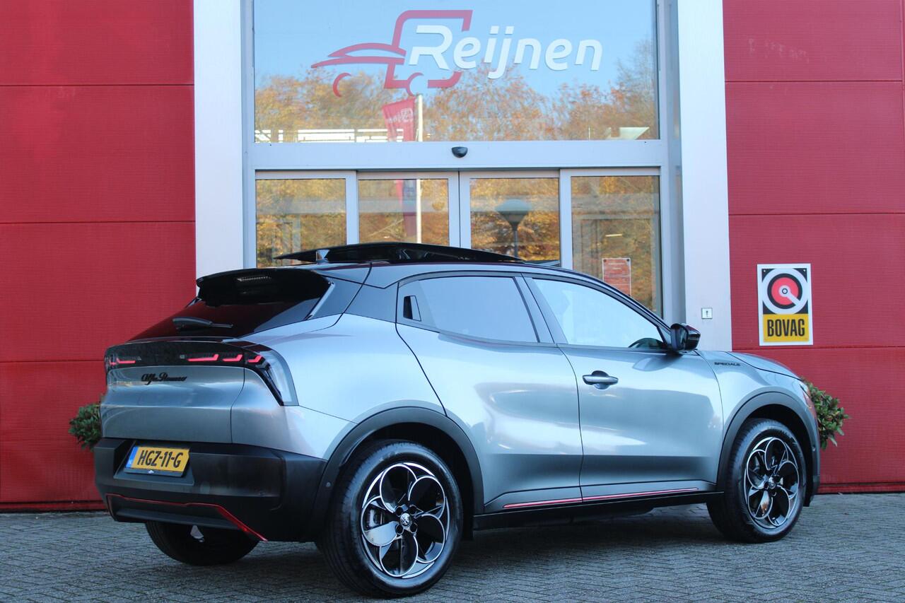 Alfa Romeo Junior ELETTRICA SPECIALE 156PK 54 kWh | WARMTEPOMP! | "SABELT" STOELEN MET LEDEREN/ALCANTARA BEKLEDING | PANORAMISCH SCHUIF/KANTEL DAK | BICOLOR DAK (ZWART DAK) | TECHNOLOGIE PAKKET (O.A. FULL LED ADAPTIVE MATRIX KOPLAMPEN/DODEHOEK DETECTIE/DRAADLOZE TELEFOONLA