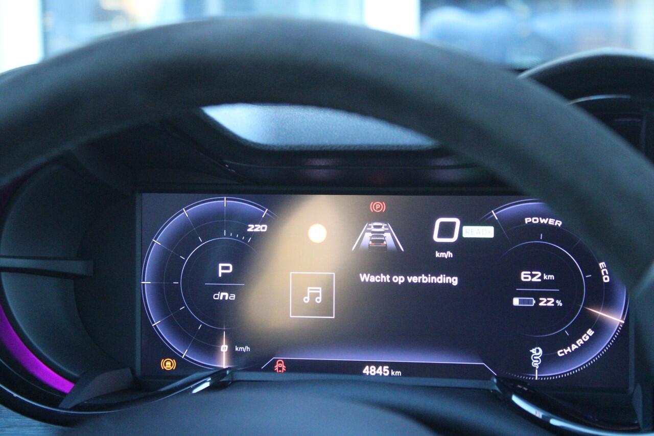 Alfa Romeo Junior ELETTRICA SPECIALE 156PK 54 kWh | WARMTEPOMP! | "SABELT" STOELEN MET LEDEREN/ALCANTARA BEKLEDING | PANORAMISCH SCHUIF/KANTEL DAK | BICOLOR DAK (ZWART DAK) | TECHNOLOGIE PAKKET (O.A. FULL LED ADAPTIVE MATRIX KOPLAMPEN/DODEHOEK DETECTIE/DRAADLOZE TELEFOONLA