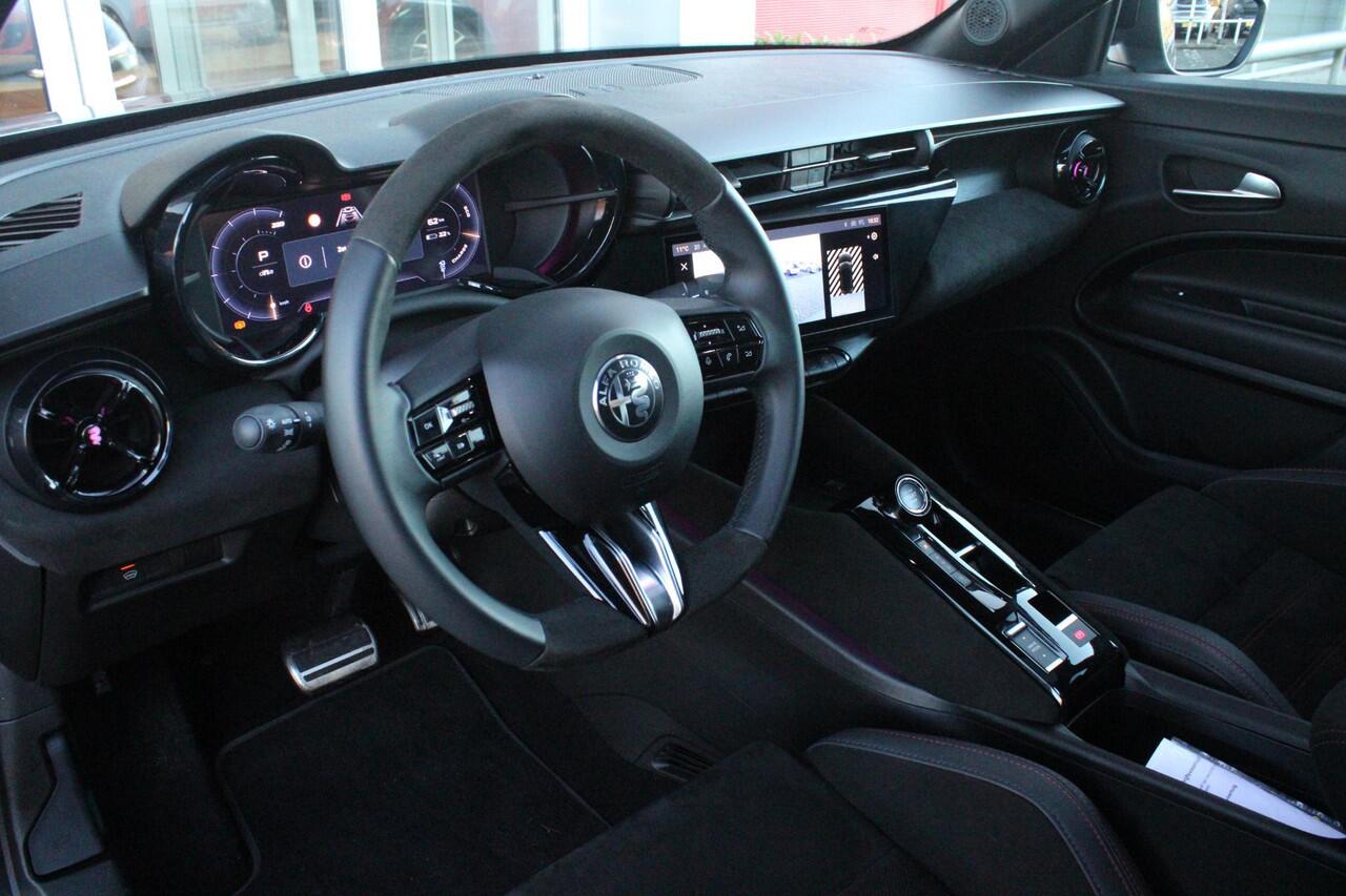 Alfa Romeo Junior ELETTRICA SPECIALE 156PK 54 kWh | WARMTEPOMP! | "SABELT" STOELEN MET LEDEREN/ALCANTARA BEKLEDING | PANORAMISCH SCHUIF/KANTEL DAK | BICOLOR DAK (ZWART DAK) | TECHNOLOGIE PAKKET (O.A. FULL LED ADAPTIVE MATRIX KOPLAMPEN/DODEHOEK DETECTIE/DRAADLOZE TELEFOONLA