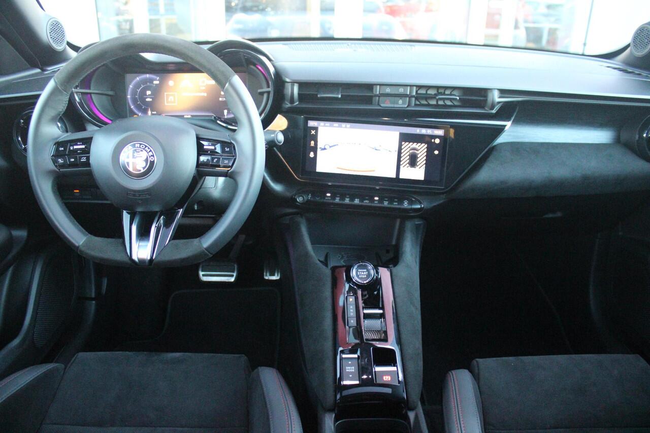 Alfa Romeo Junior ELETTRICA SPECIALE 156PK 54 kWh | WARMTEPOMP! | "SABELT" STOELEN MET LEDEREN/ALCANTARA BEKLEDING | PANORAMISCH SCHUIF/KANTEL DAK | BICOLOR DAK (ZWART DAK) | TECHNOLOGIE PAKKET (O.A. FULL LED ADAPTIVE MATRIX KOPLAMPEN/DODEHOEK DETECTIE/DRAADLOZE TELEFOONLA