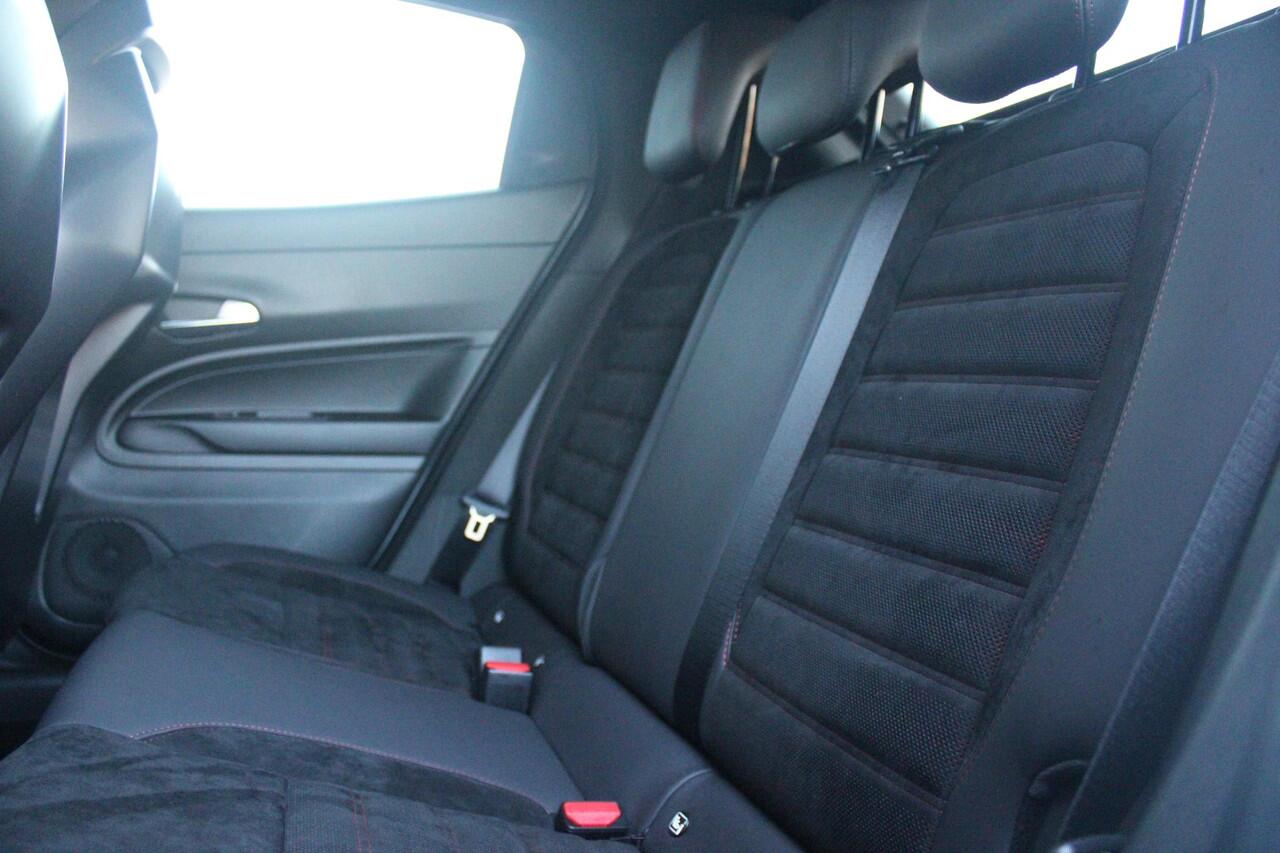 Alfa Romeo Junior ELETTRICA SPECIALE 156PK 54 kWh | WARMTEPOMP! | "SABELT" STOELEN MET LEDEREN/ALCANTARA BEKLEDING | PANORAMISCH SCHUIF/KANTEL DAK | BICOLOR DAK (ZWART DAK) | TECHNOLOGIE PAKKET (O.A. FULL LED ADAPTIVE MATRIX KOPLAMPEN/DODEHOEK DETECTIE/DRAADLOZE TELEFOONLA