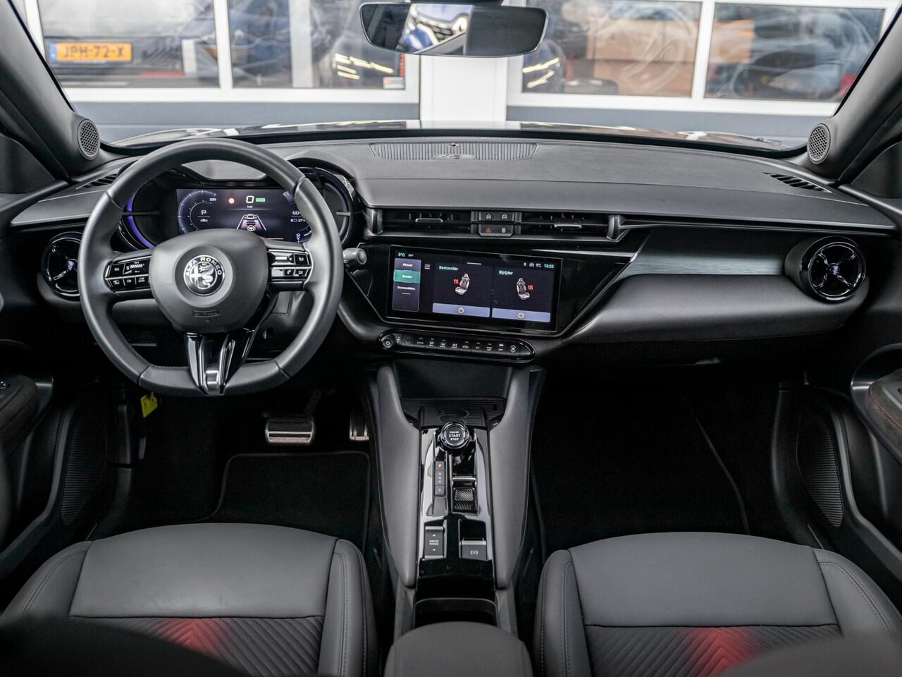 Alfa Romeo Junior Elettrica Veloce 54 kWh | 280pk | Clima | Navi | Adapt. Cruise | Keyless | Camera | BSM