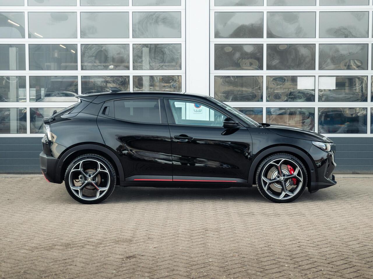 Alfa Romeo Junior Elettrica Veloce 54 kWh | 280pk | Clima | Navi | Adapt. Cruise | Keyless | Camera | BSM