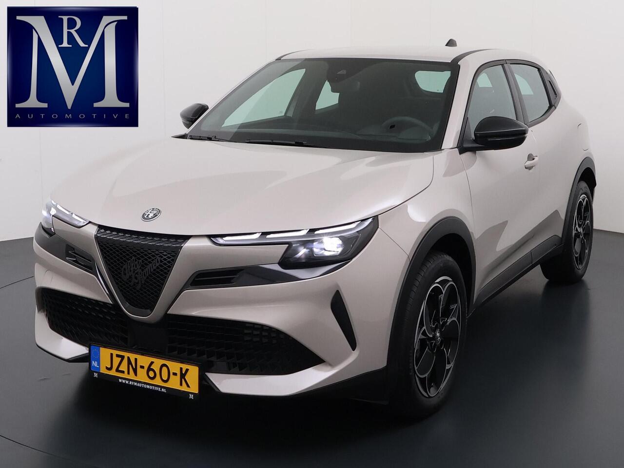 Alfa Romeo Junior Elettrica 54 kWh VAN ¤ 30.900,- VOOR ¤ 26.877,- UW LENTEVOORDEEL ¤ 4.023,-! | 15.000KM!! | FABRIEKSGARANTIE | APPLE CARPLAY| ANDROID AUTO| UNIEKE KLEUR! | ADAPTIVE CRUISE CONTROL|