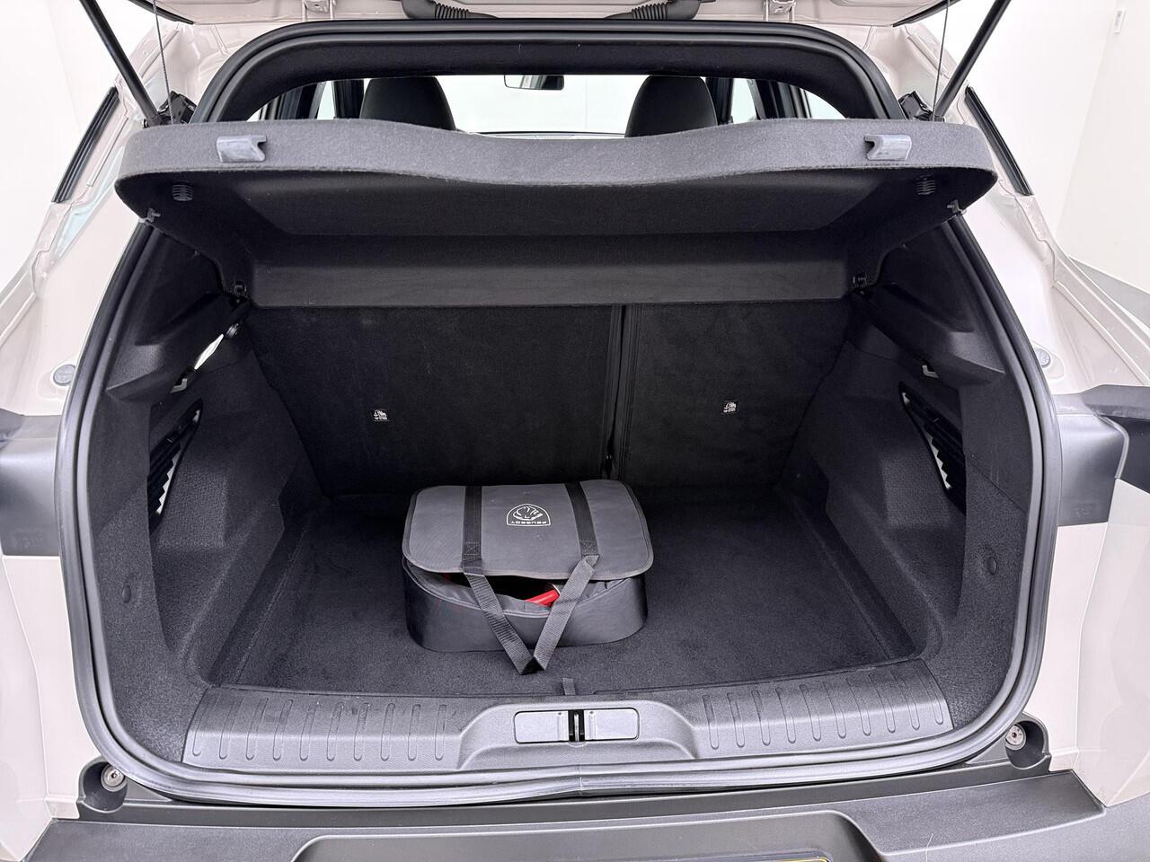 Alfa Romeo Junior Elettrica 54 kWh VAN ¤ 30.900,- VOOR ¤ 26.877,- UW LENTEVOORDEEL ¤ 4.023,-! | 15.000KM!! | FABRIEKSGARANTIE | APPLE CARPLAY| ANDROID AUTO| UNIEKE KLEUR! | ADAPTIVE CRUISE CONTROL|